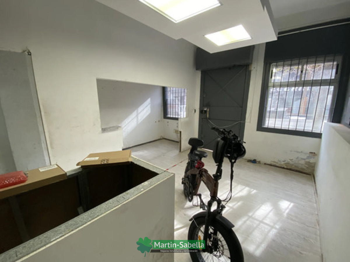 Local Comercial ID.505/Local-en-alquiler--Tres-Cruces- - Local en alquiler - Tres Cruces 