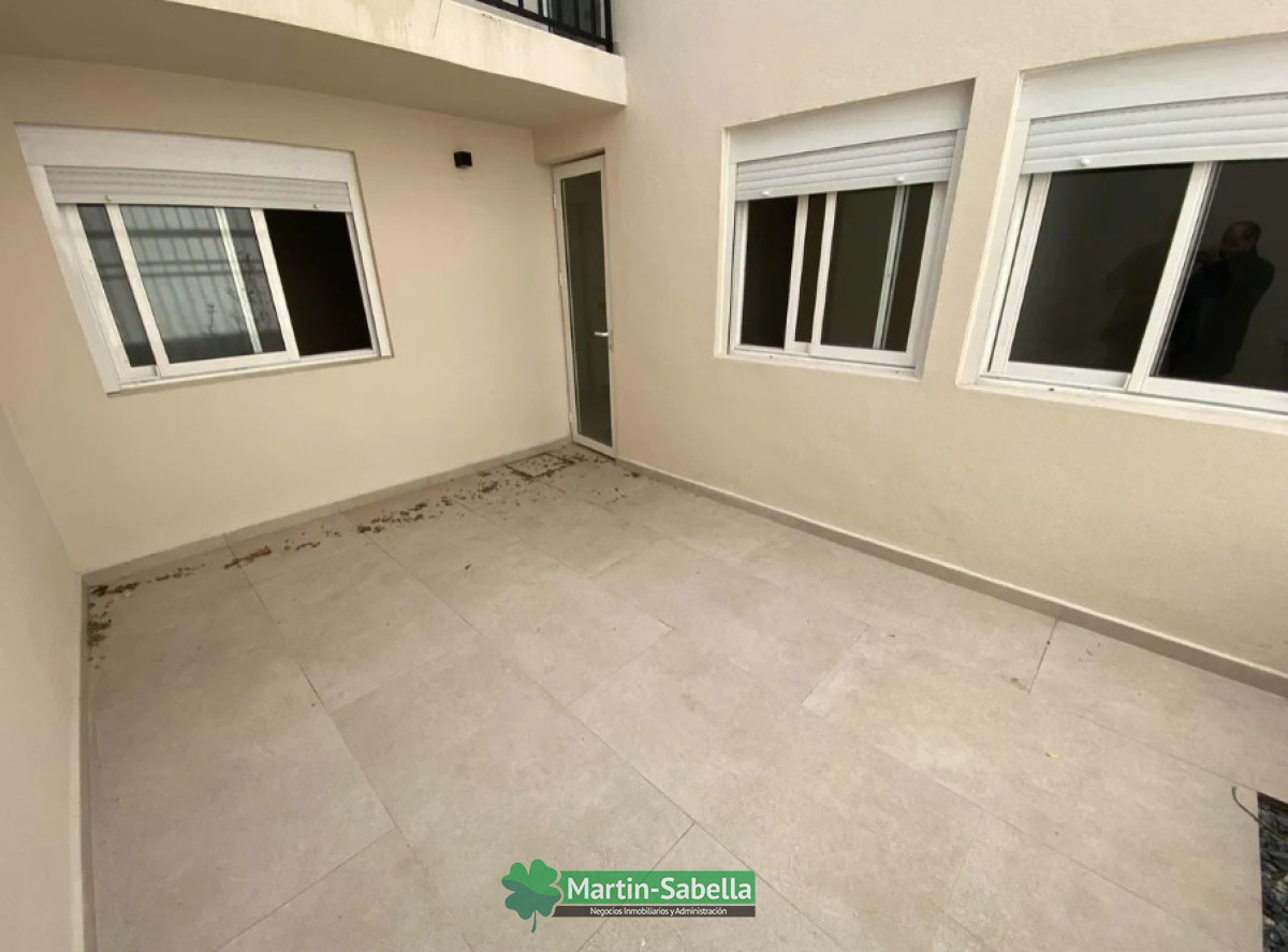 Local Comercial ID.420/Local-en-alquiler--Tres-Cruces- - Local en alquiler - Tres Cruces 