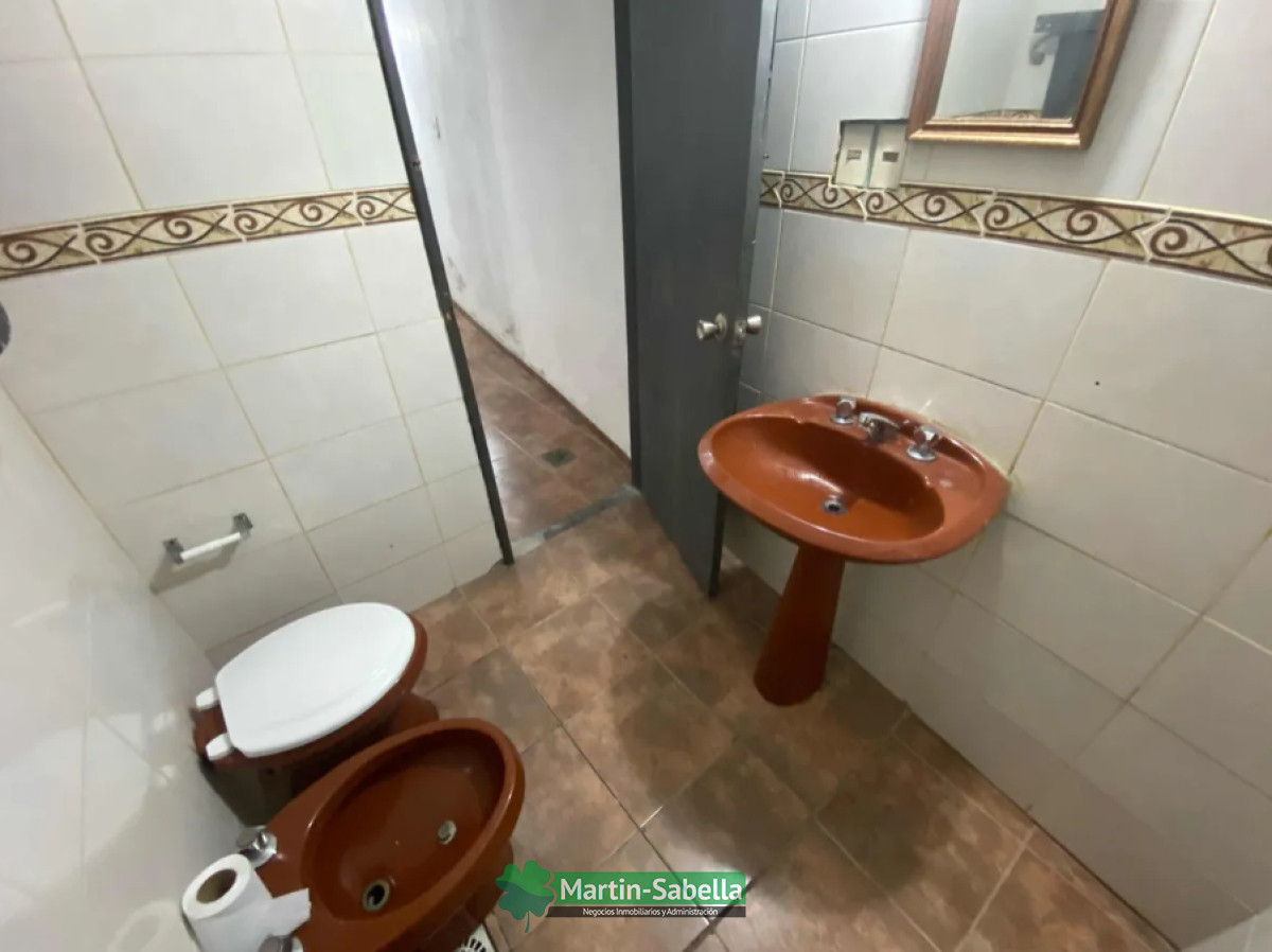 Local Comercial ID.170/Local-en-alquiler--Tres-Cruces- - Local en alquiler - Tres Cruces 