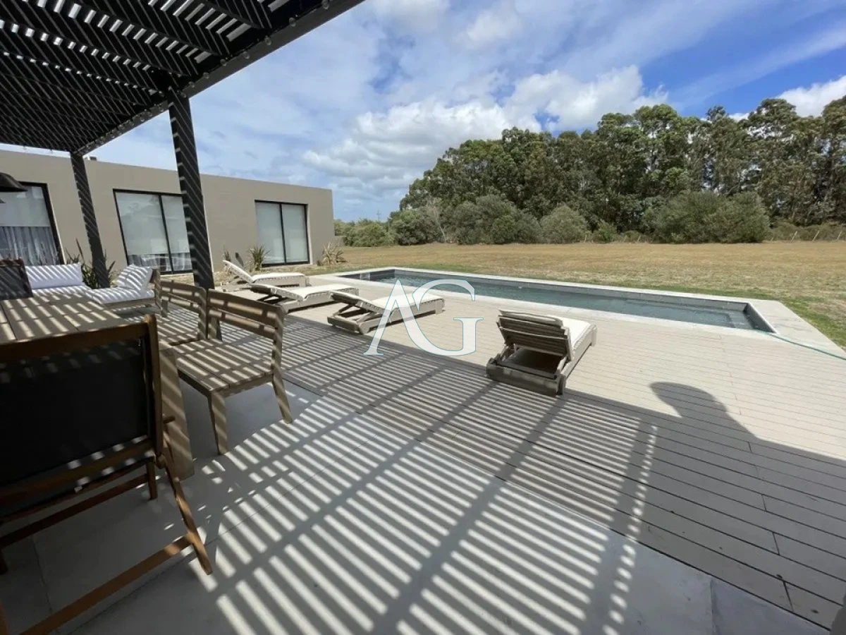 Casa ID.676 - Venta Casa De 4 Dormitorios En Pueblo Mio Piscina