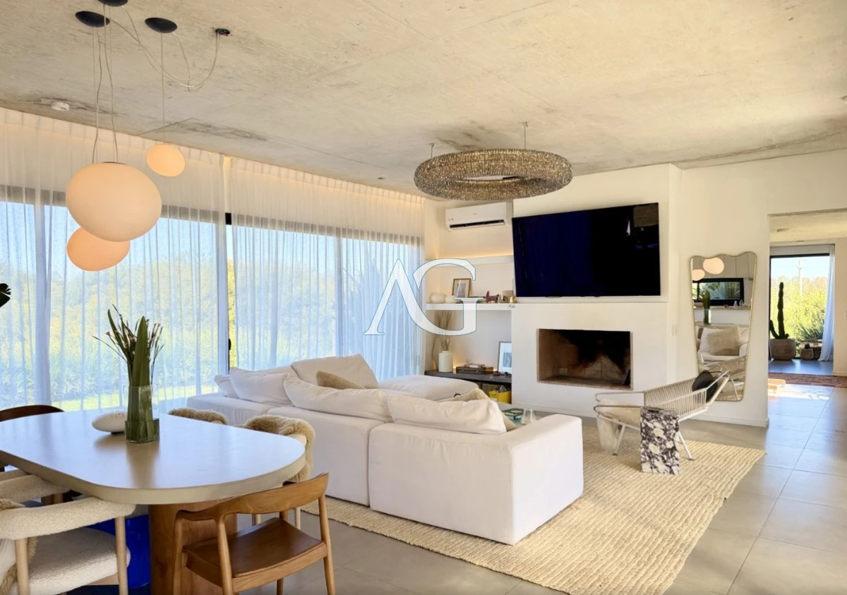Casa ID.676 - Venta Casa De 4 Dormitorios En Pueblo Mio Piscina
