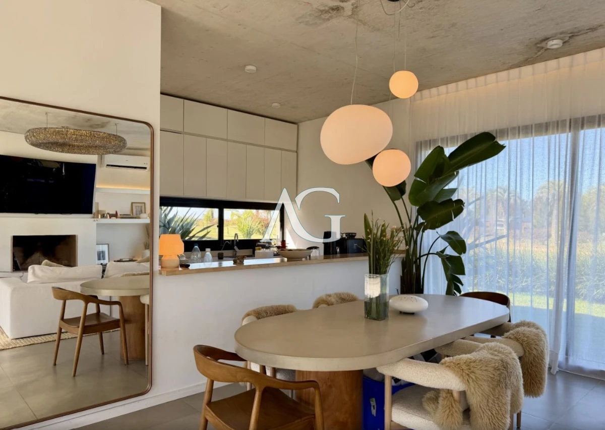 Casa ID.676 - Venta Casa De 4 Dormitorios En Pueblo Mio Piscina