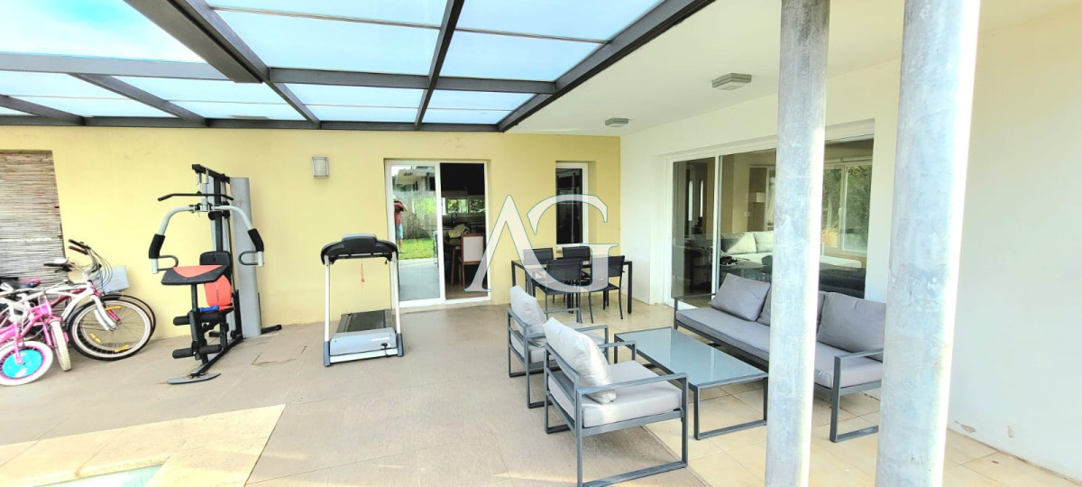 Casa ID.301 - Venta casa 4 dormitorios mas dependencia piscina parque