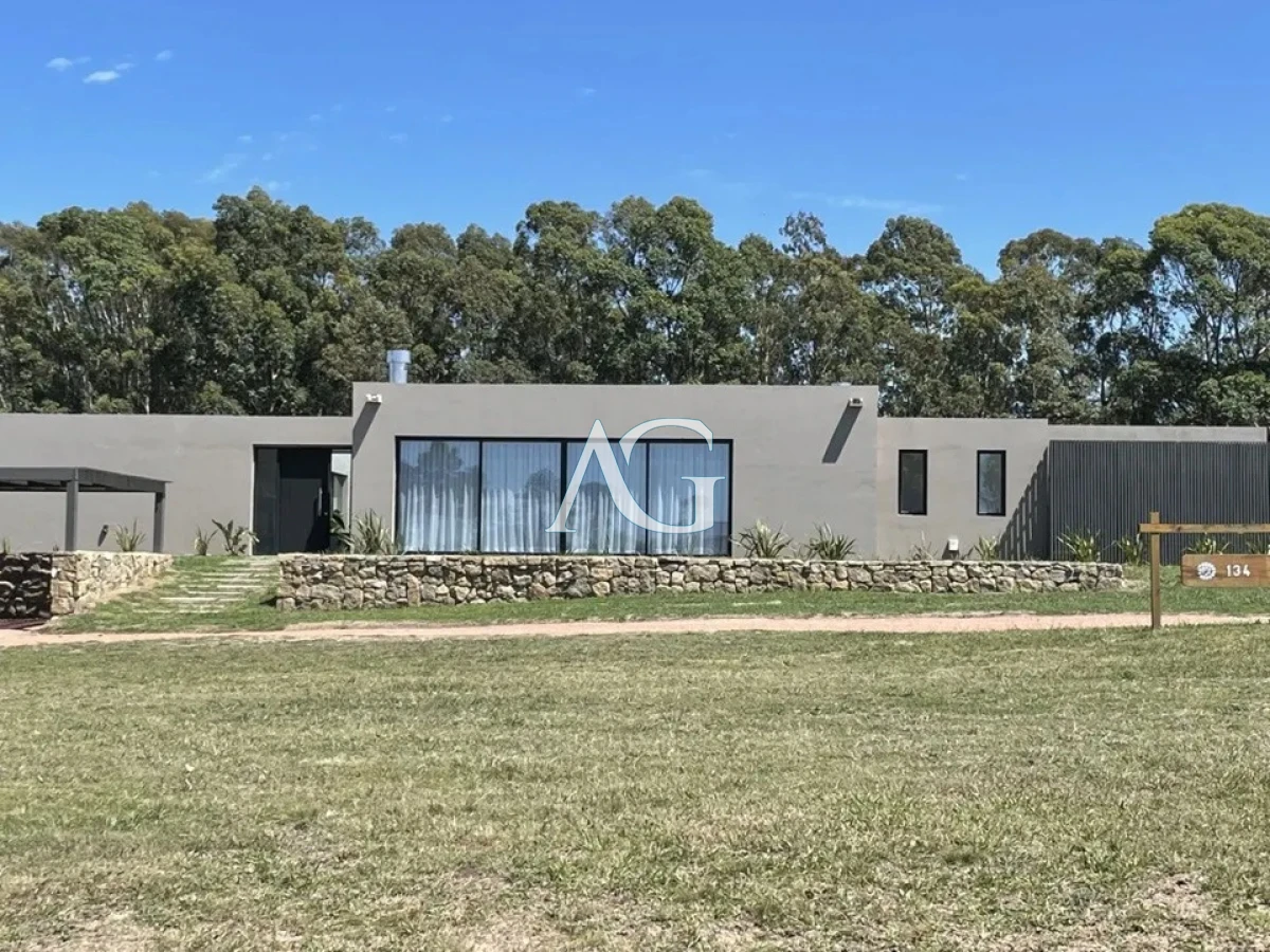 Casa ID.676 - Venta Casa De 4 Dormitorios En Pueblo Mio Piscina