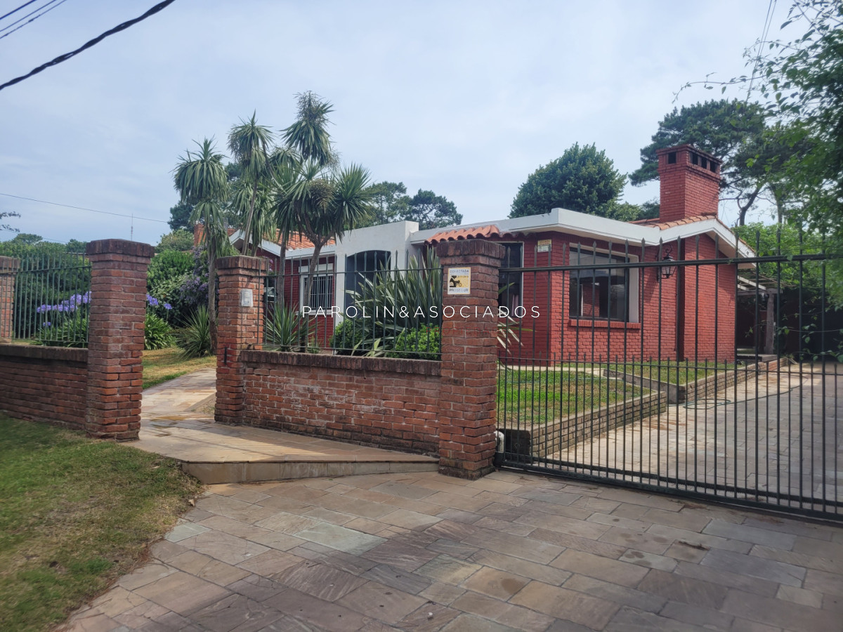 Casa en venta en B. Cantegril, zona de colegios entorno residencial