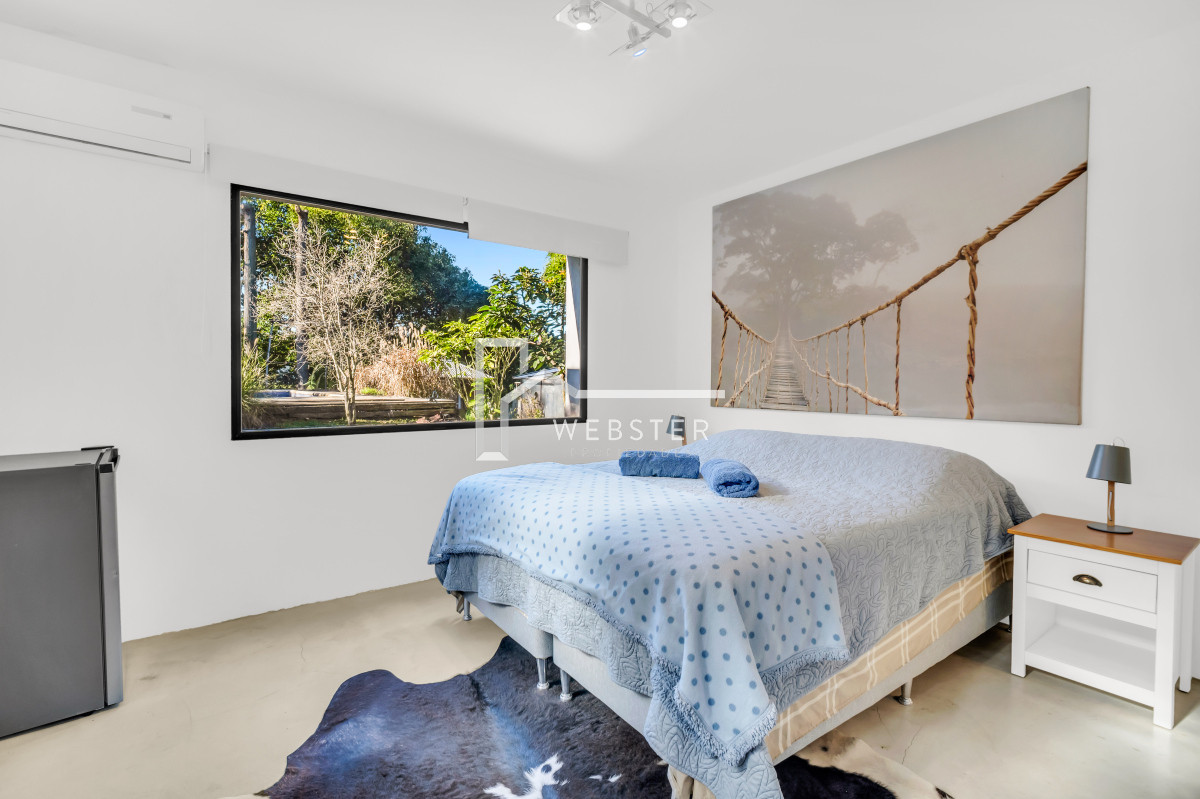 Casa ID.2332 - Casa en Venta en Playa Mansa P33 con 4 dormitorios (3 en suite) y 4 baños, Piscina y gran terreno a escasos 50mts del mar.