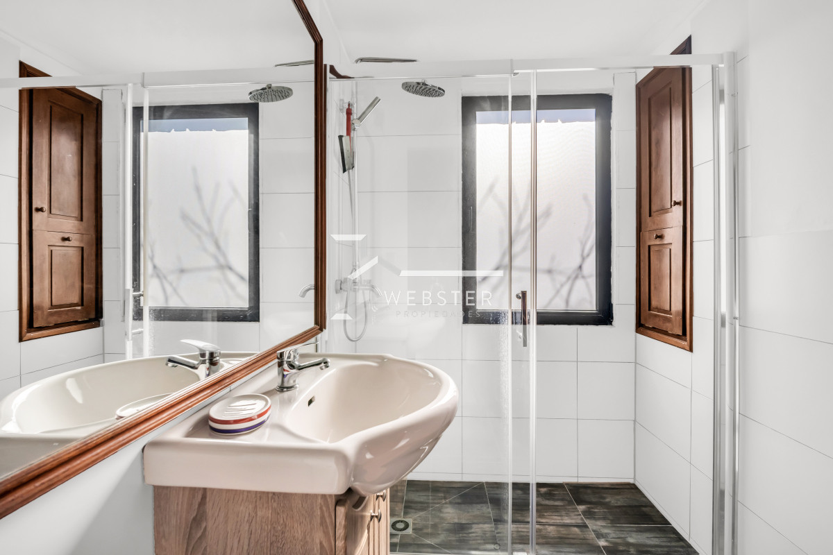 Casa ID.2332 - Casa en Venta en Playa Mansa P33 con 4 dormitorios (3 en suite) y 4 baños, Piscina y gran terreno a escasos 50mts del mar.