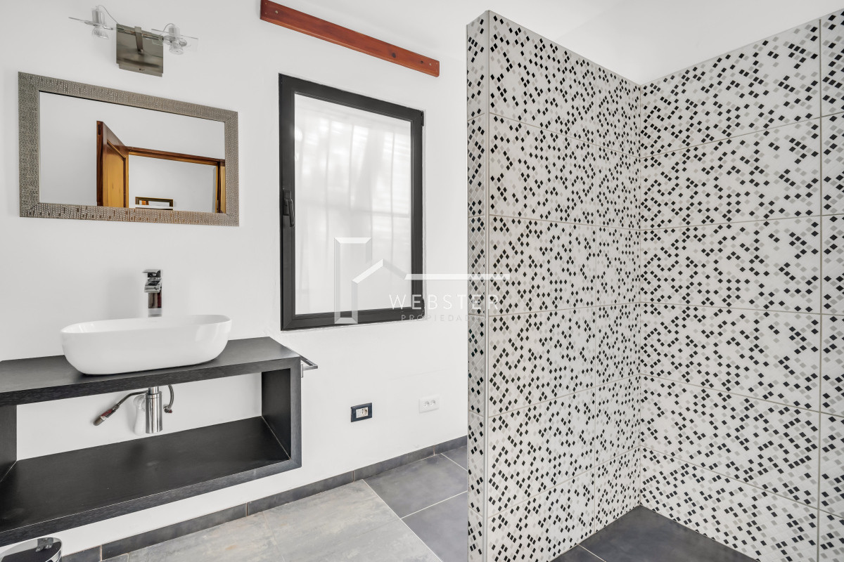 Casa ID.2332 - Casa en Venta en Playa Mansa P33 con 4 dormitorios (3 en suite) y 4 baños, Piscina y gran terreno a escasos 50mts del mar.