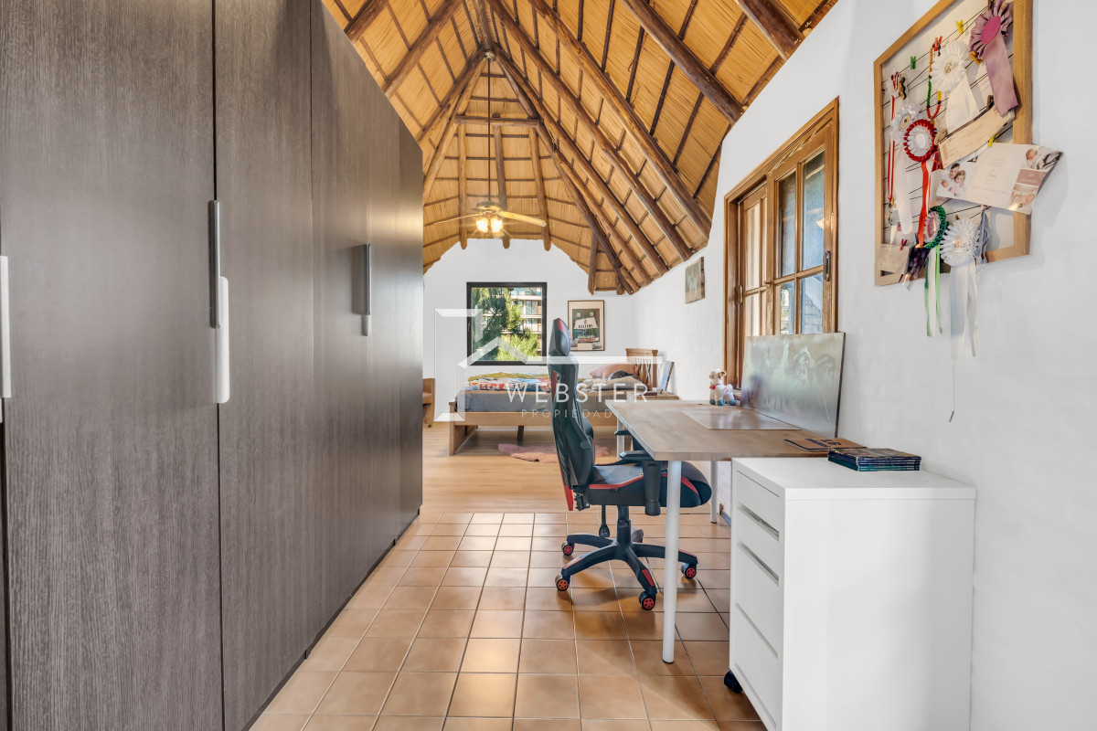 Casa ID.2332 - Casa en Venta en Playa Mansa P33 con 4 dormitorios (3 en suite) y 4 baños, Piscina y gran terreno a escasos 50mts del mar.