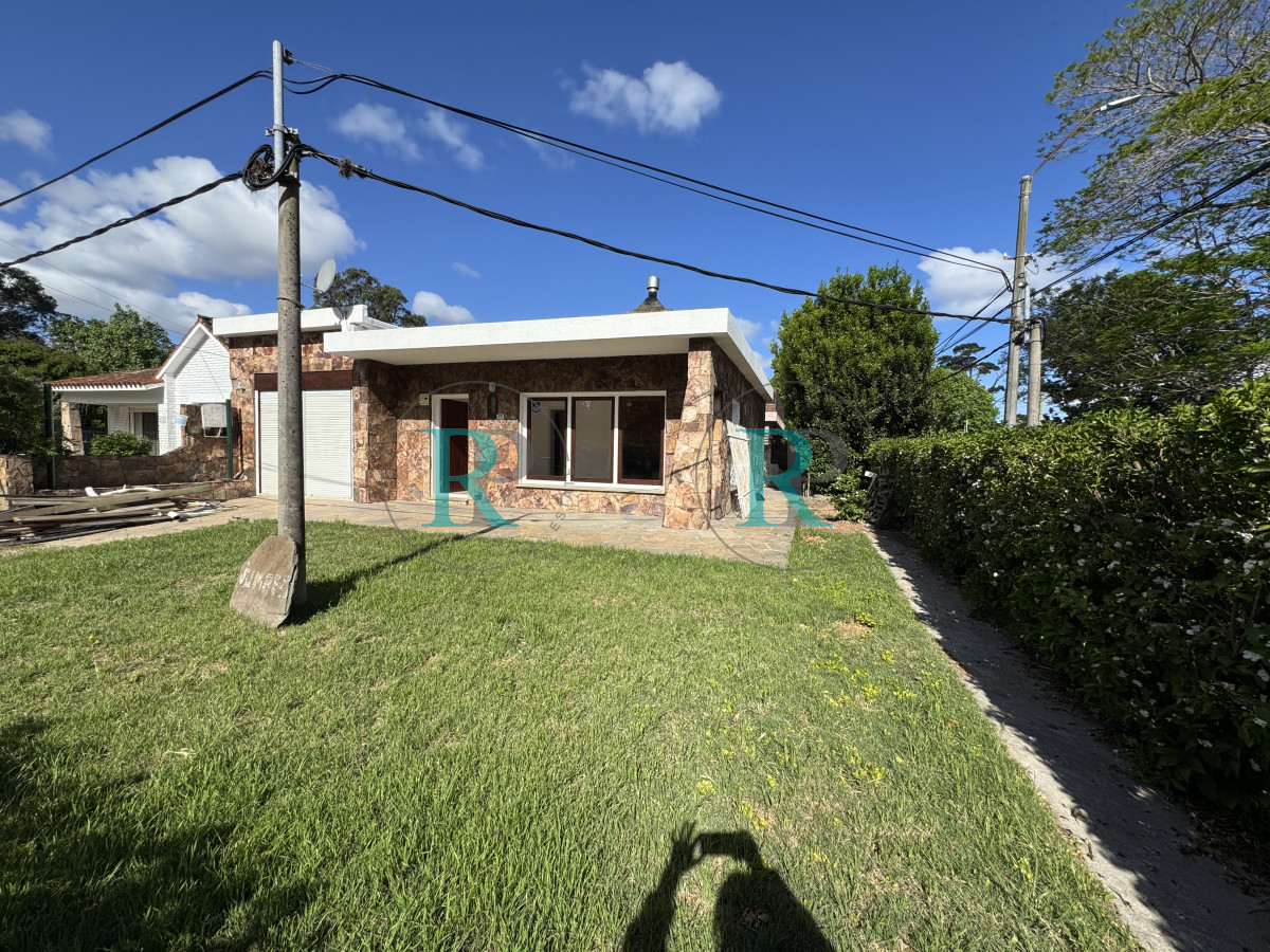 Casa ID.2730 - Venta Casa de 2 dormitorios cerca de playa mansa y servicios. 