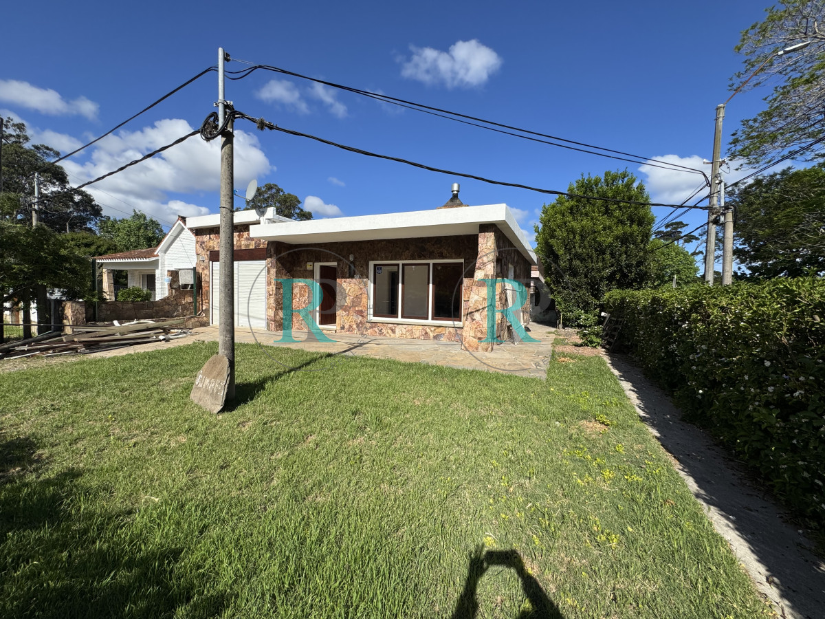 Casa ID.2730 - Venta Casa de 2 dormitorios cerca de playa mansa y servicios. 