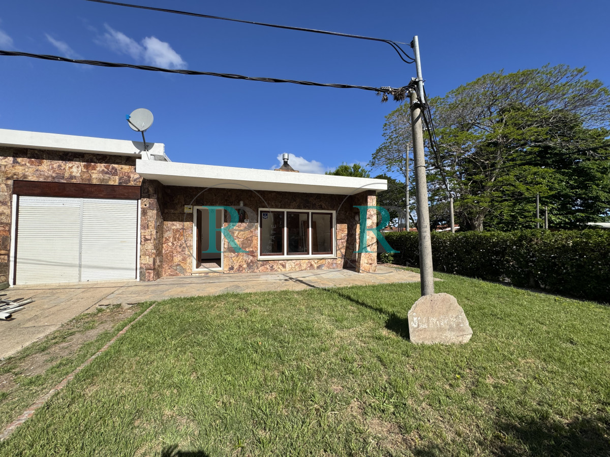 Casa ID.2730 - Venta Casa de 2 dormitorios cerca de playa mansa y servicios. 