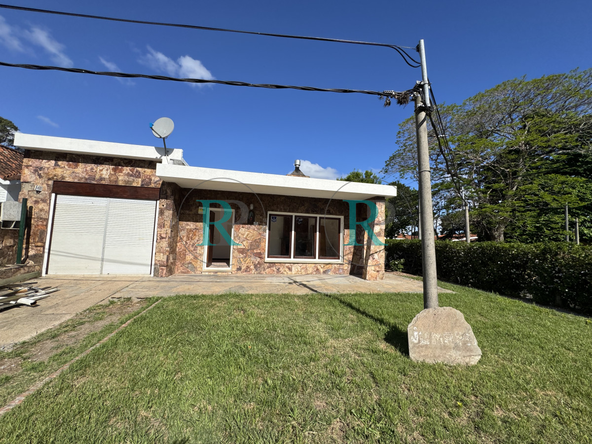 Casa ID.2730 - Venta Casa de 2 dormitorios cerca de playa mansa y servicios. 