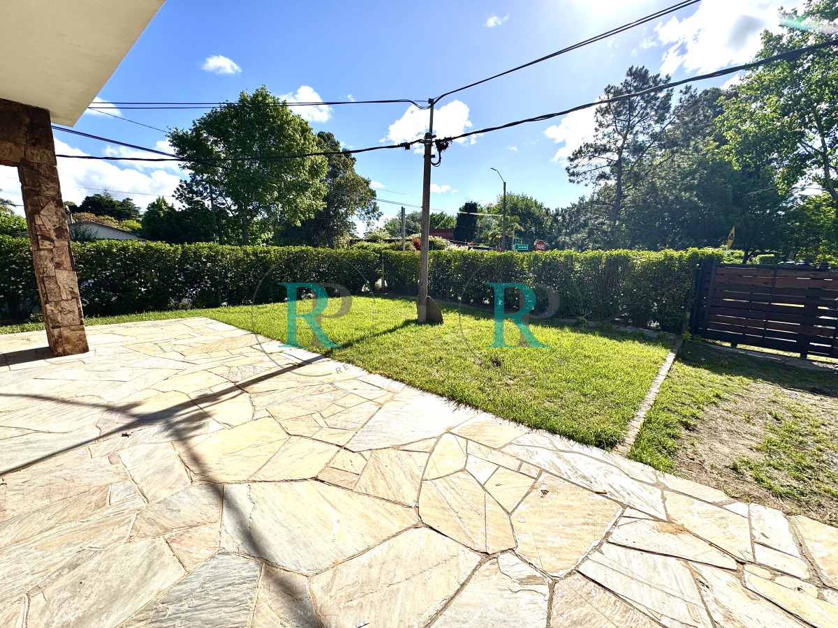 Casa ID.2730 - Venta Casa de 2 dormitorios cerca de playa mansa y servicios. 