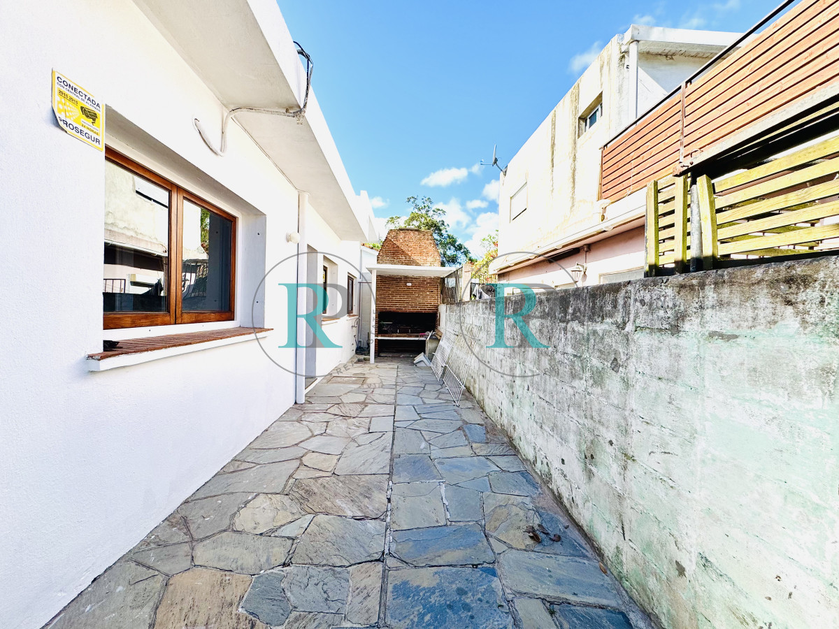 Casa ID.2730 - Venta Casa de 2 dormitorios cerca de playa mansa y servicios. 