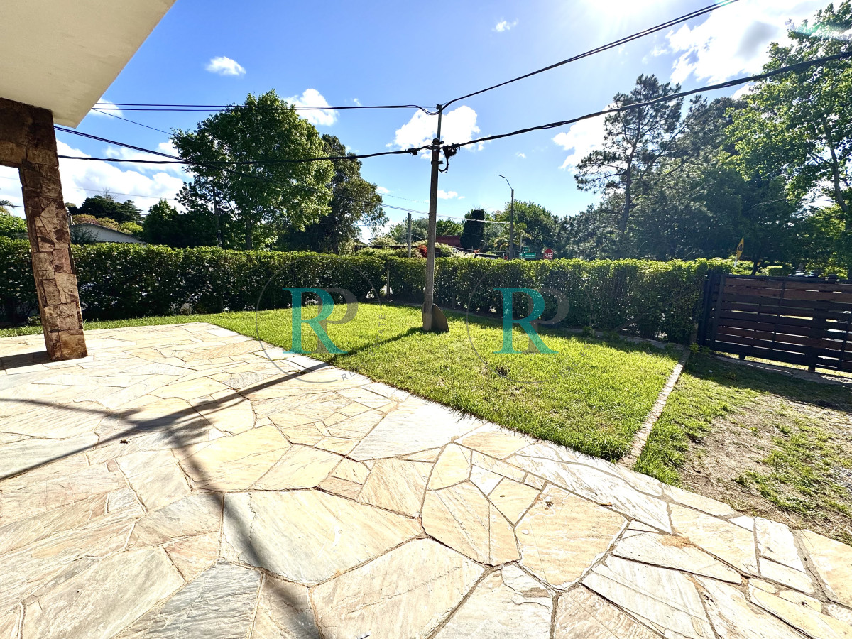 Casa ID.2730 - Venta Casa de 2 dormitorios cerca de playa mansa y servicios. 