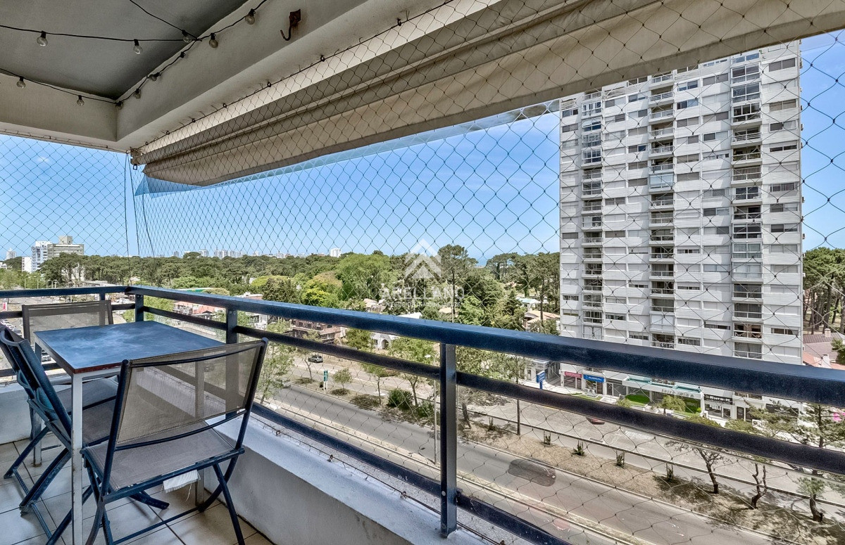 Apartamento ID.6061 - Venta Apartamento 3 dormitorios y vista parcial a la playa.