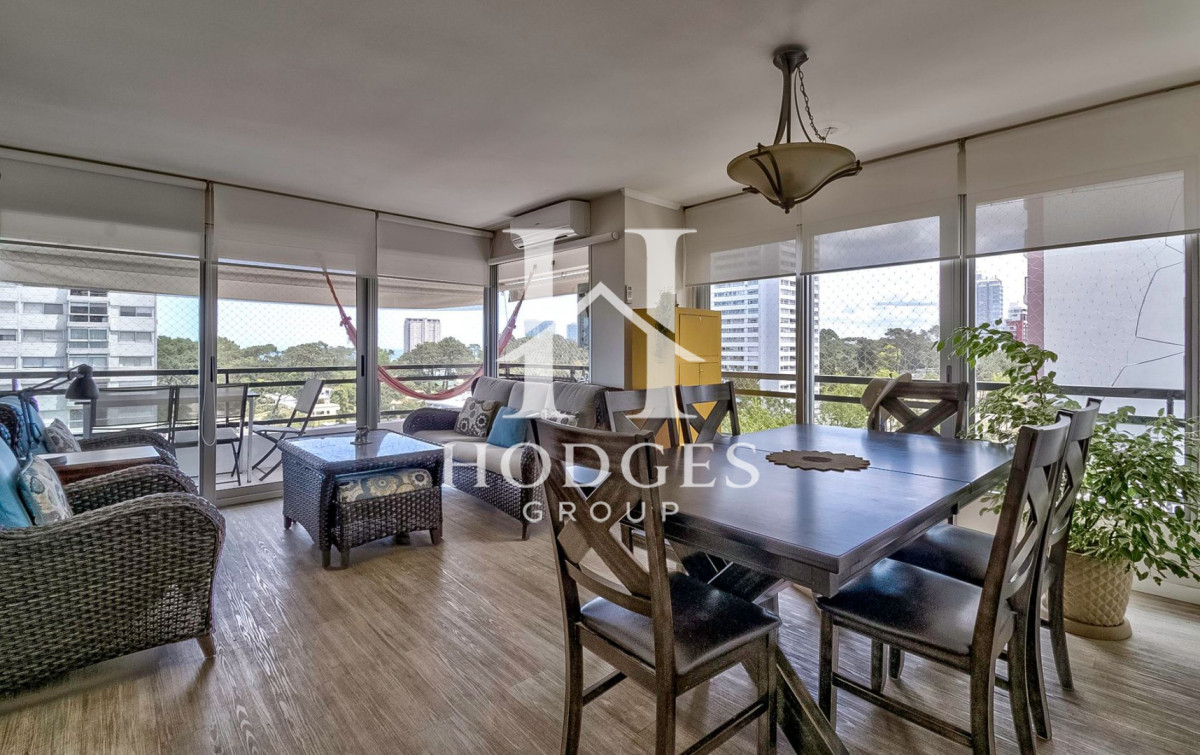Apartamento ID.131 - Venta Apartamento en Punta del Este con 3 dormitorios y vista parcial a la playa.