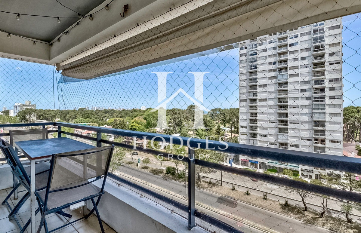 Apartamento ID.131 - Venta Apartamento en Punta del Este con 3 dormitorios y vista parcial a la playa.