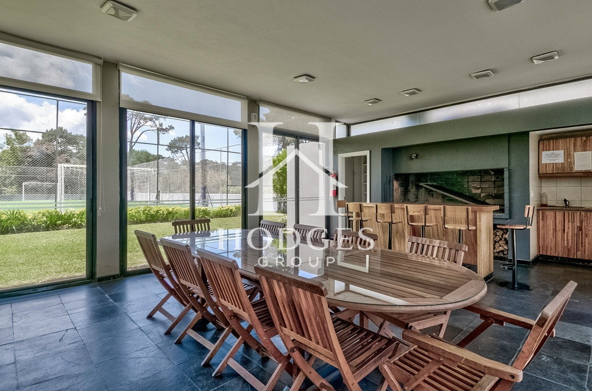 Apartamento ID.131 - Venta Apartamento en Punta del Este con 3 dormitorios y vista parcial a la playa.