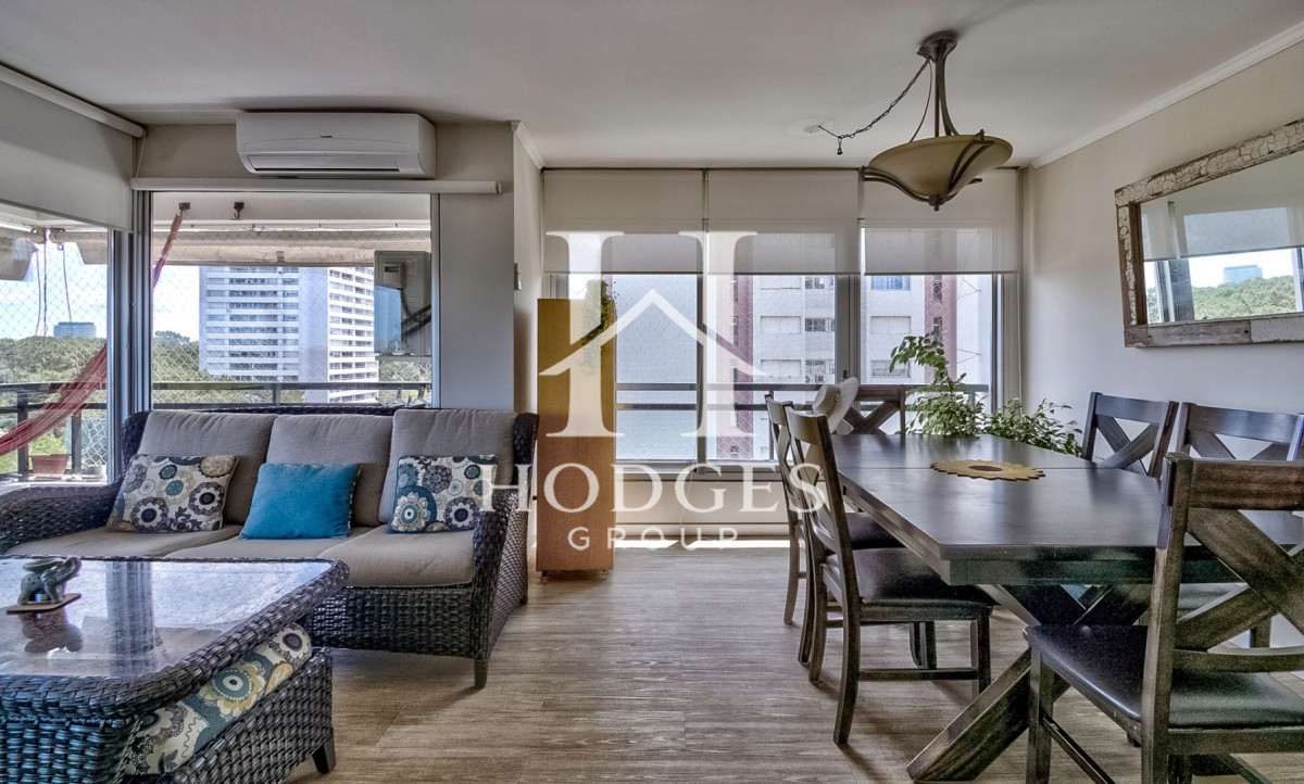 Apartamento ID.131 - Venta Apartamento en Punta del Este con 3 dormitorios y vista parcial a la playa.