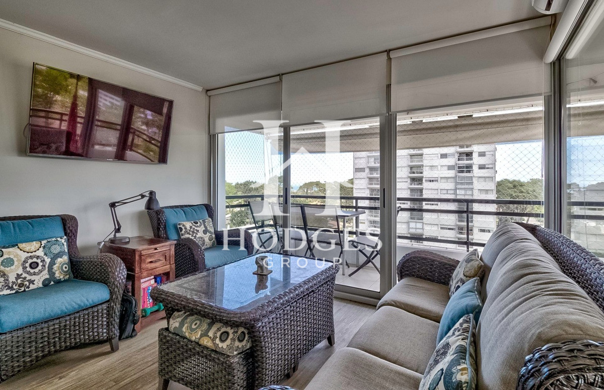 Apartamento ID.131 - Venta Apartamento en Punta del Este con 3 dormitorios y vista parcial a la playa.