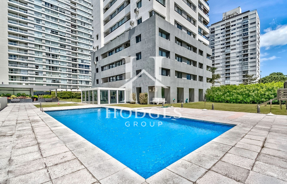 Apartamento ID.131 - Venta Apartamento en Punta del Este con 3 dormitorios y vista parcial a la playa.