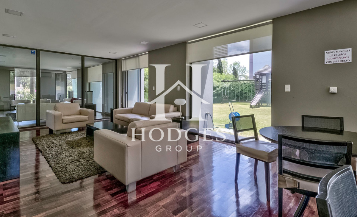 Apartamento ID.131 - Venta Apartamento en Punta del Este con 3 dormitorios y vista parcial a la playa.