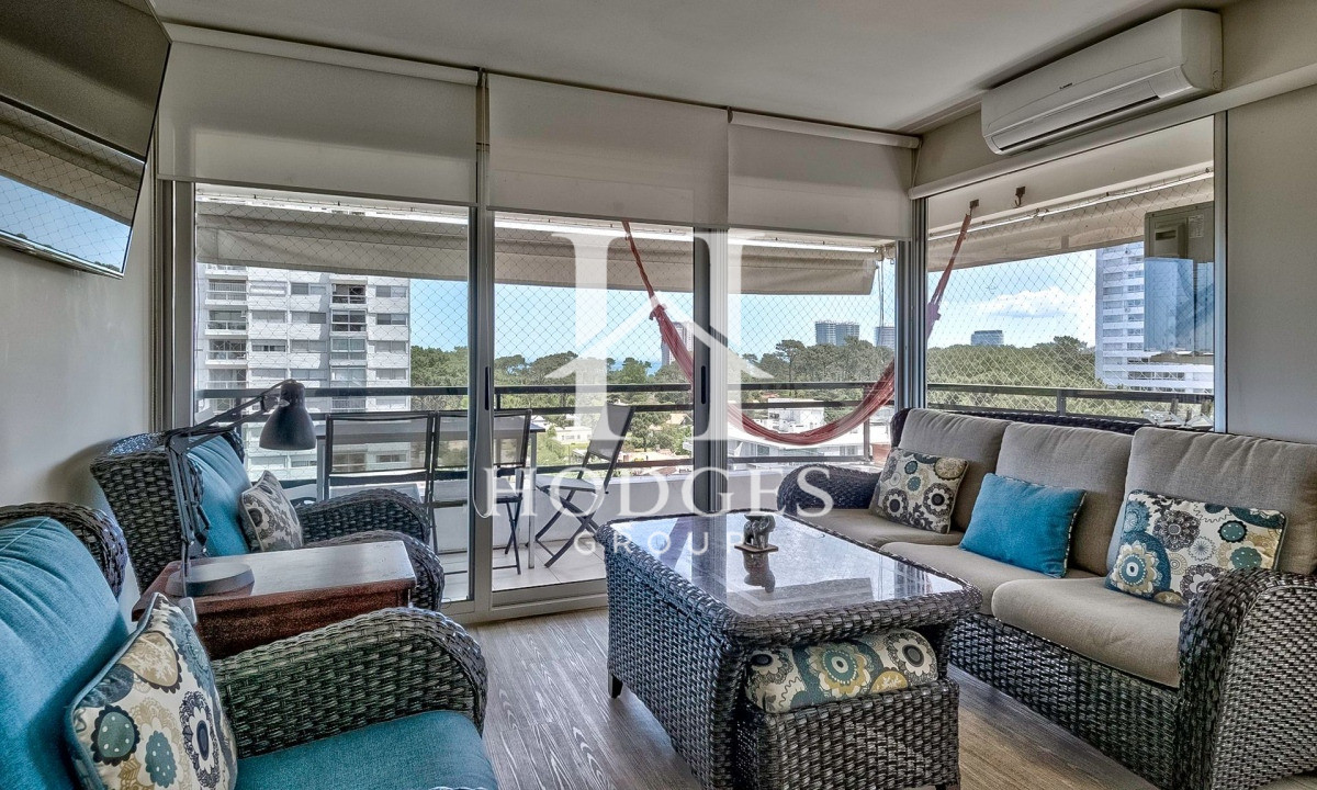 Apartamento ID.131 - Venta Apartamento en Punta del Este con 3 dormitorios y vista parcial a la playa.