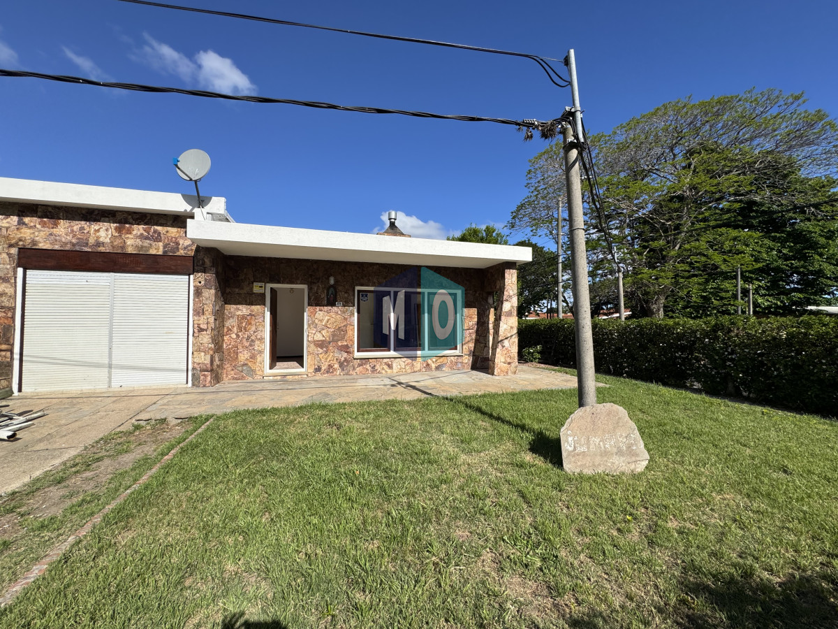 Casa ID.1136 - Venta Casa de 2 dormitorios cerca de playa mansa y servicios. 
