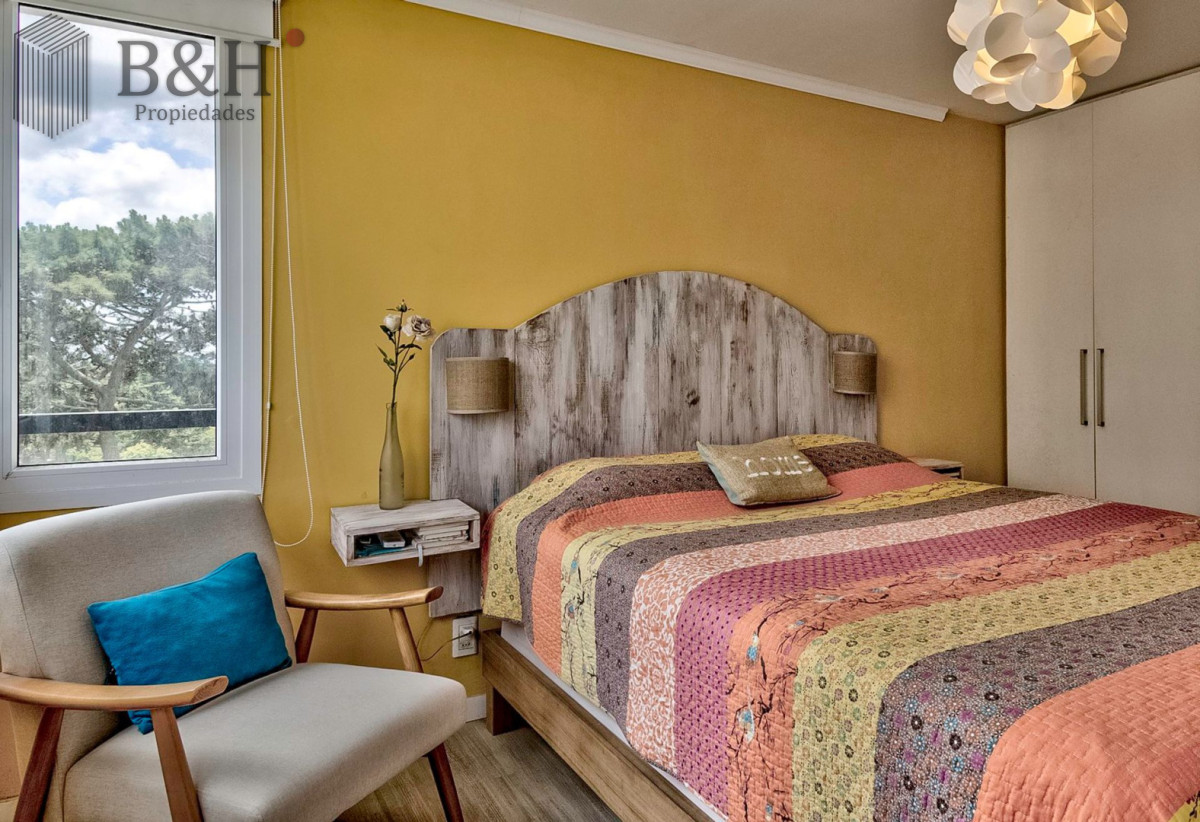 Apartamento ID.6756 - Venta Apartamento en Punta del Este con 3 dormitorios y vista parcial a la playa.