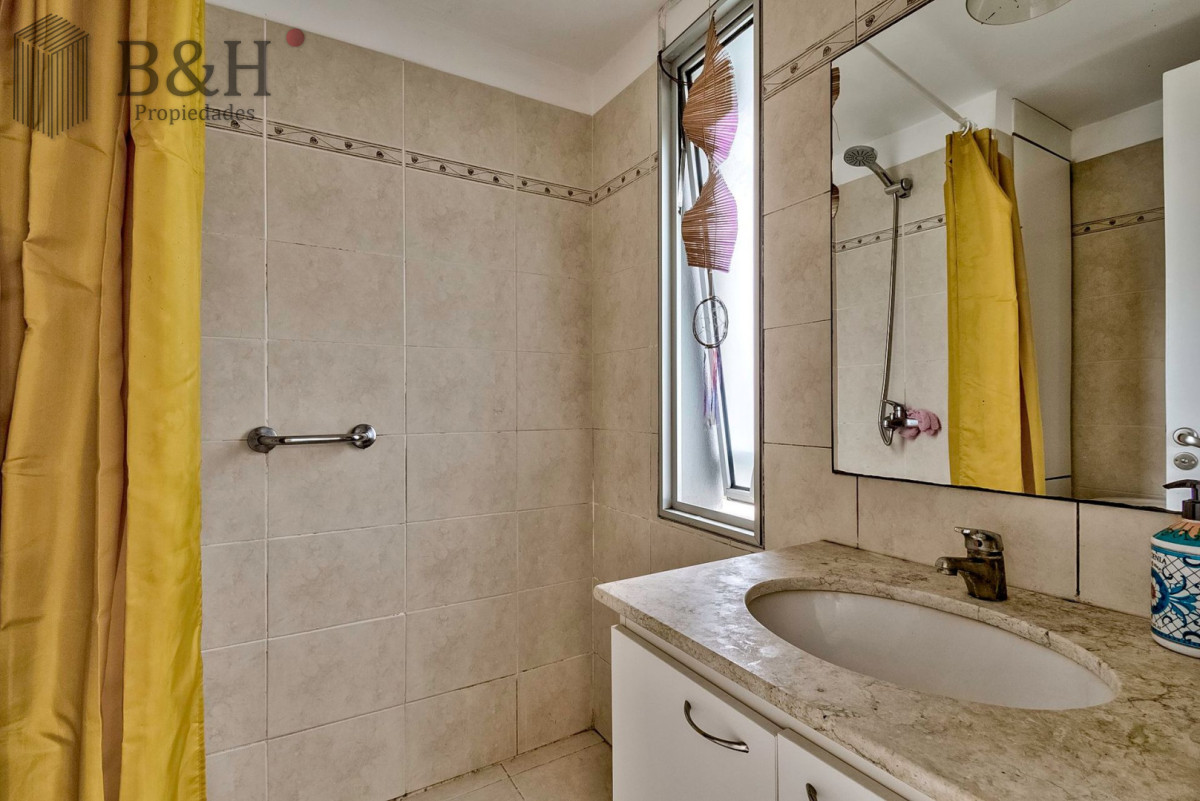 Apartamento ID.6756 - Venta Apartamento en Punta del Este con 3 dormitorios y vista parcial a la playa.