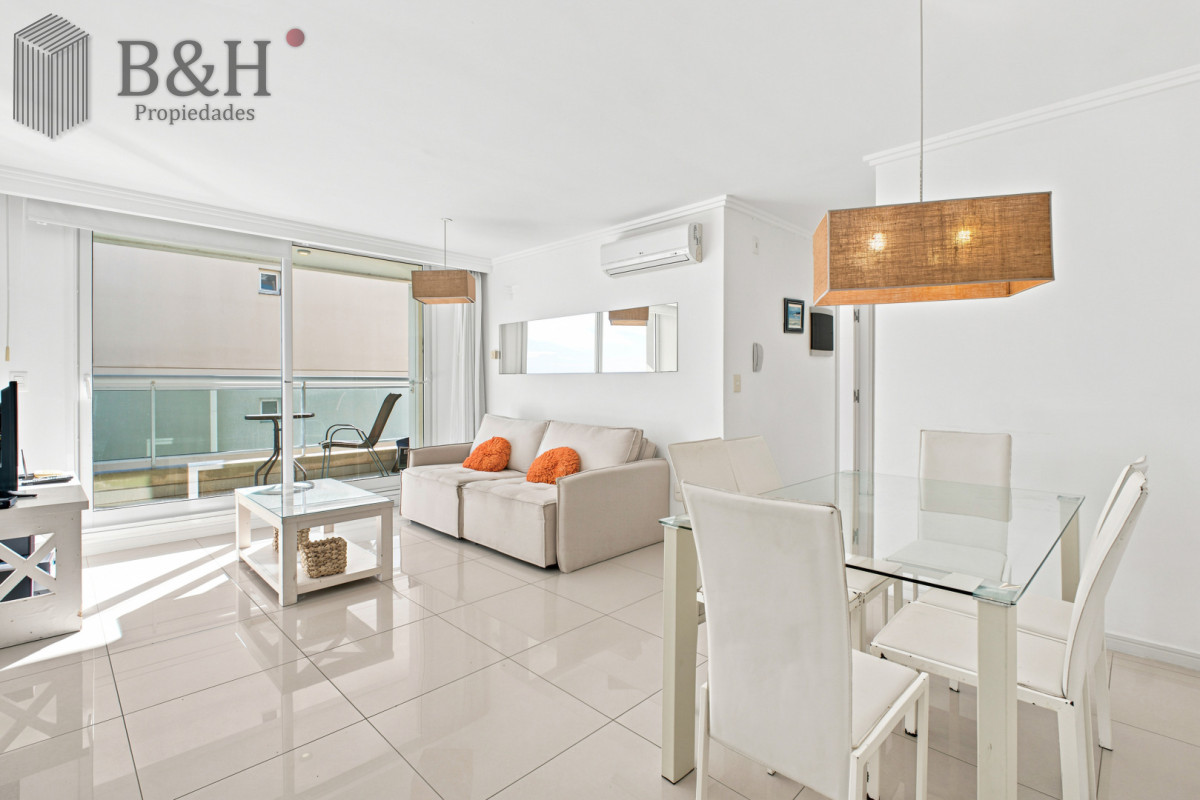 Apartamento ID.7965 - Venta Apartamento Frente al Maren Playa Mansa, 2 suites y Parrillero propio.