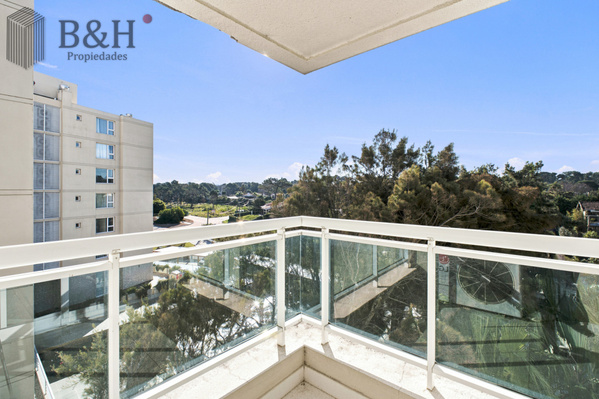 Apartamento ID.7965 - Venta Apartamento Frente al Maren Playa Mansa, 2 suites y Parrillero propio.