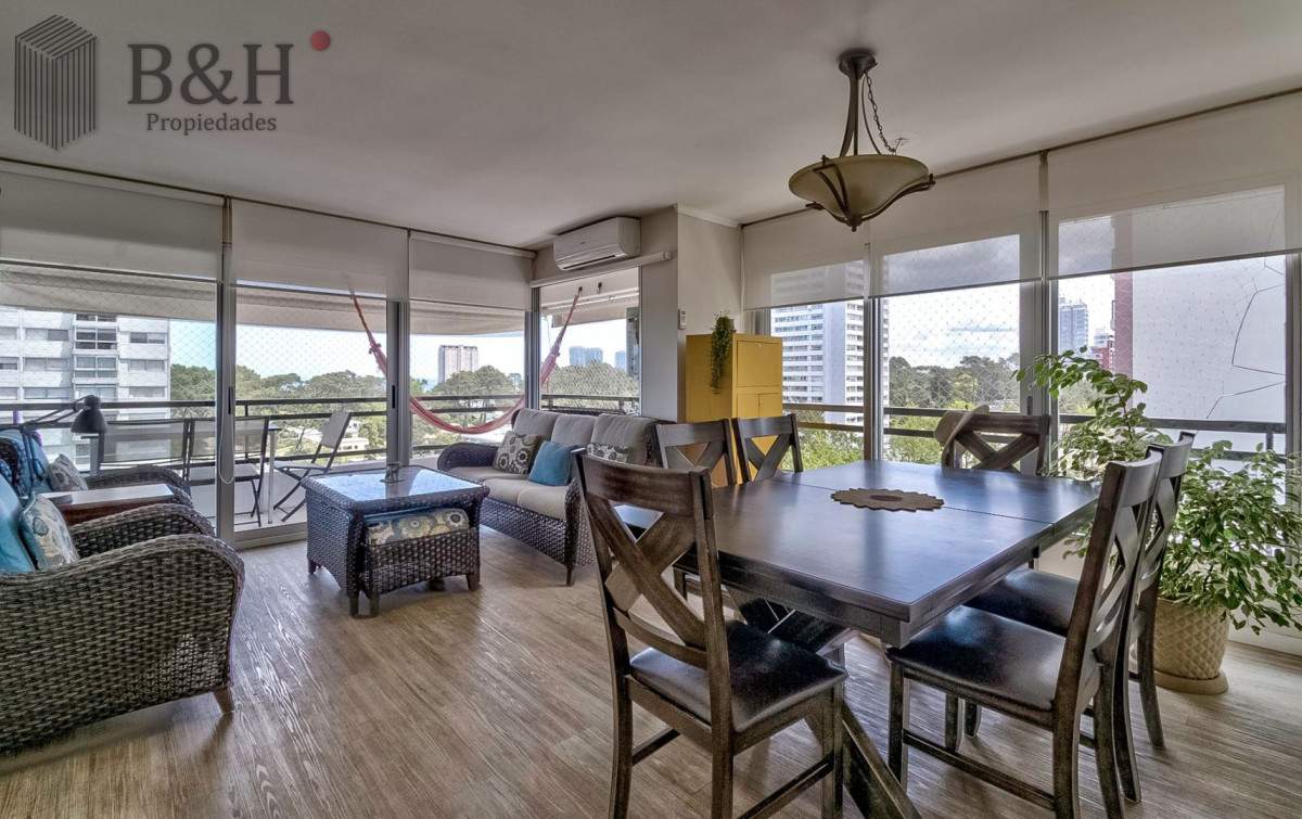 Apartamento ID.6756 - Venta Apartamento en Punta del Este con 3 dormitorios y vista parcial a la playa.