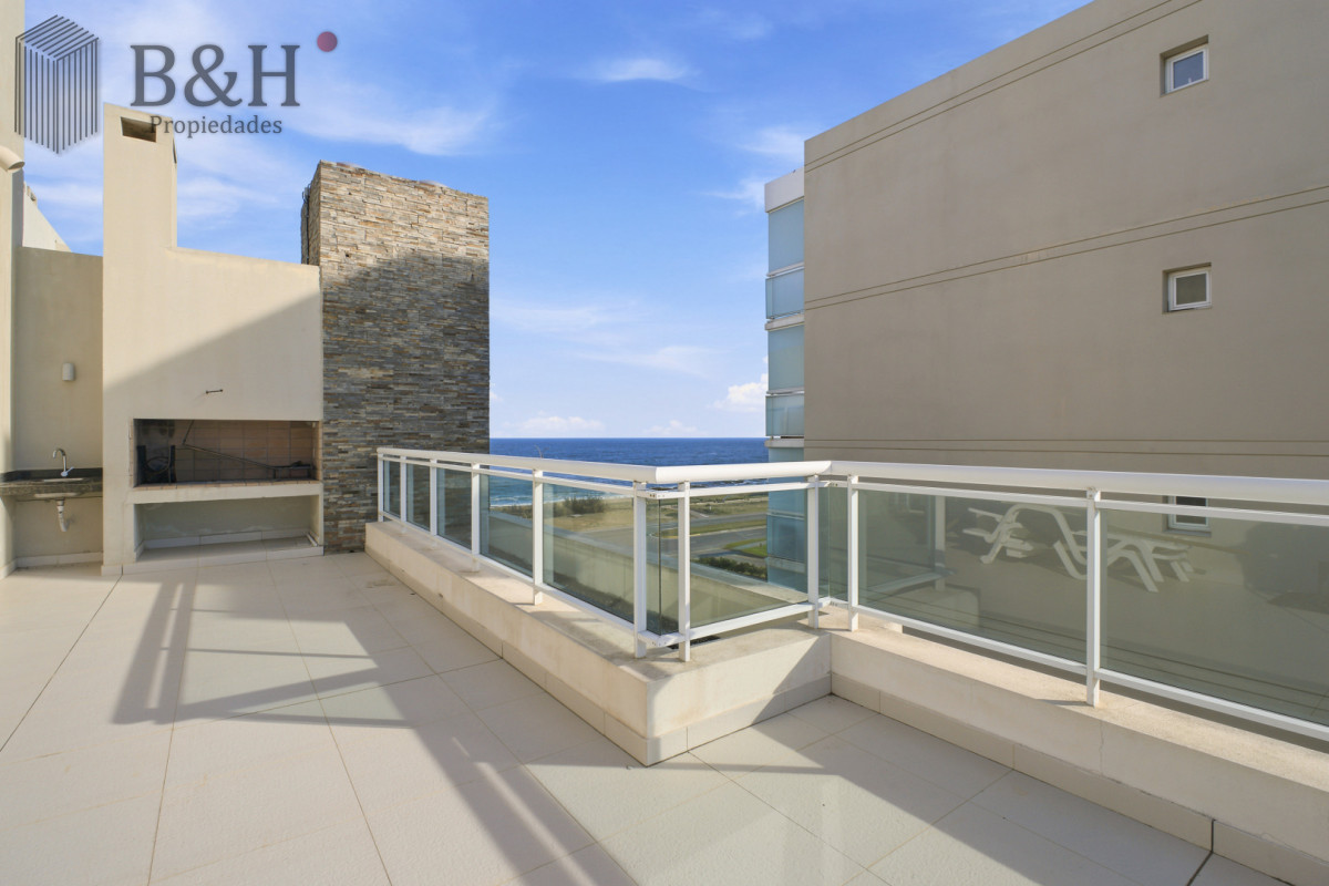 Apartamento ID.7965 - Venta Apartamento Frente al Maren Playa Mansa, 2 suites y Parrillero propio.