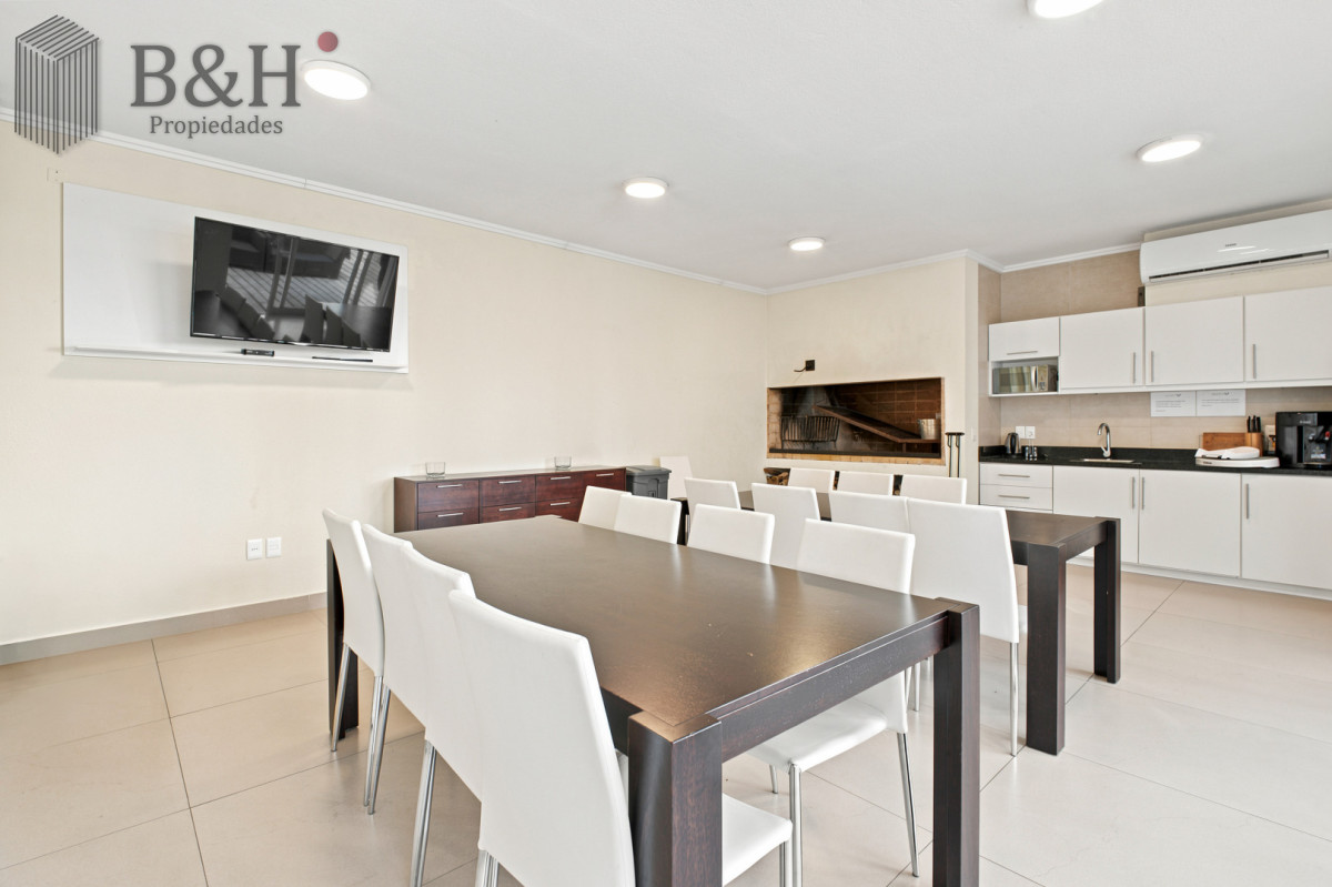 Apartamento ID.7965 - Venta Apartamento Frente al Maren Playa Mansa, 2 suites y Parrillero propio.