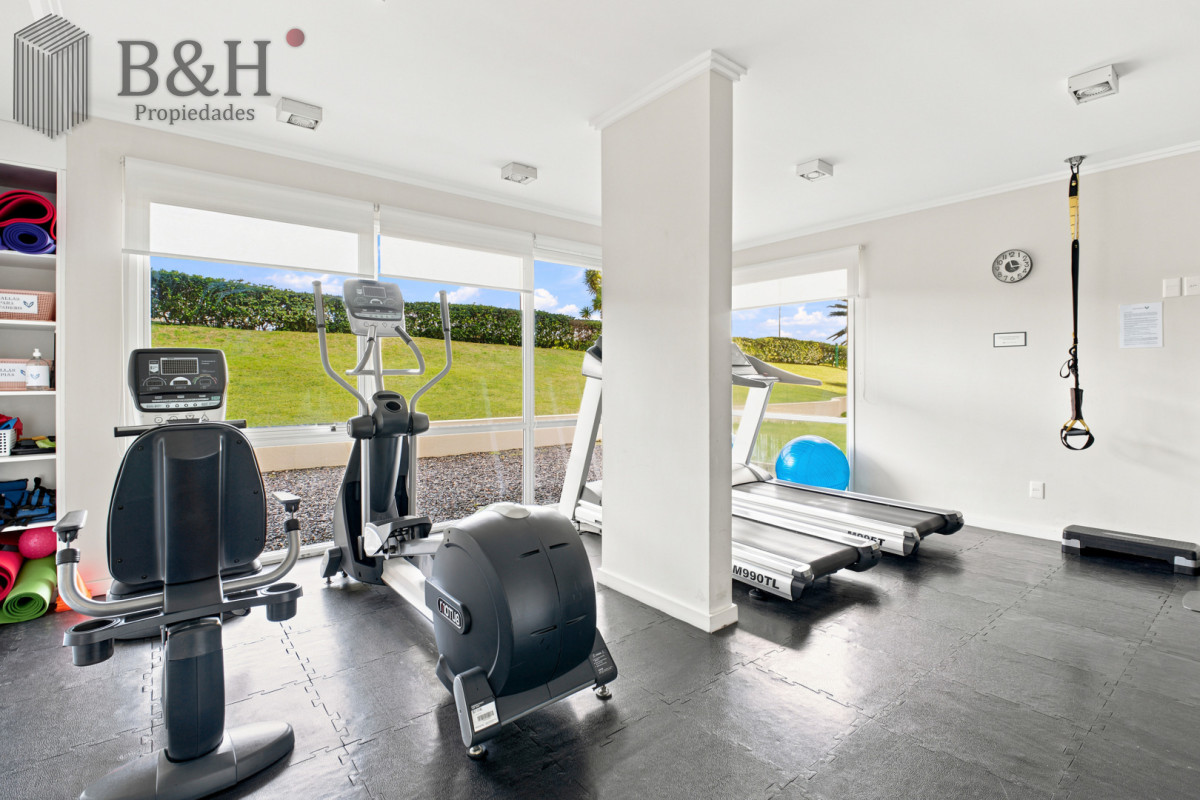 Apartamento ID.7965 - Venta Apartamento Frente al Maren Playa Mansa, 2 suites y Parrillero propio.