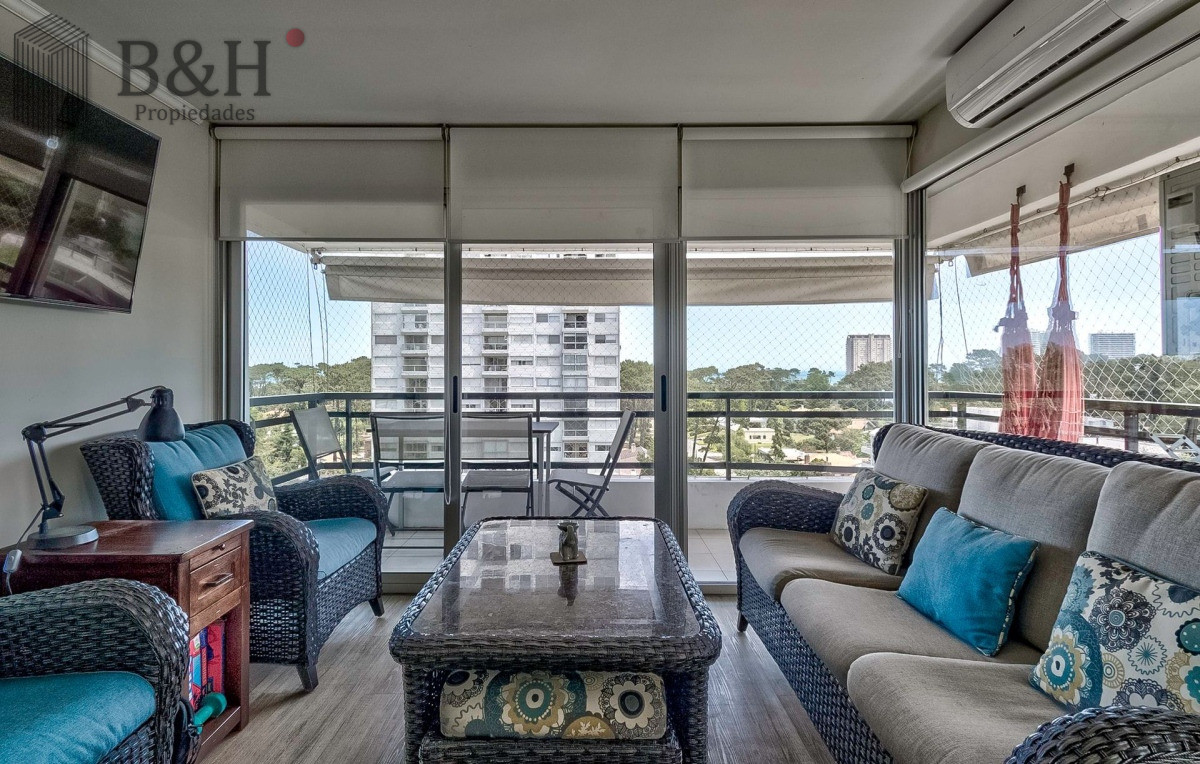 Apartamento ID.6756 - Venta Apartamento en Punta del Este con 3 dormitorios y vista parcial a la playa.