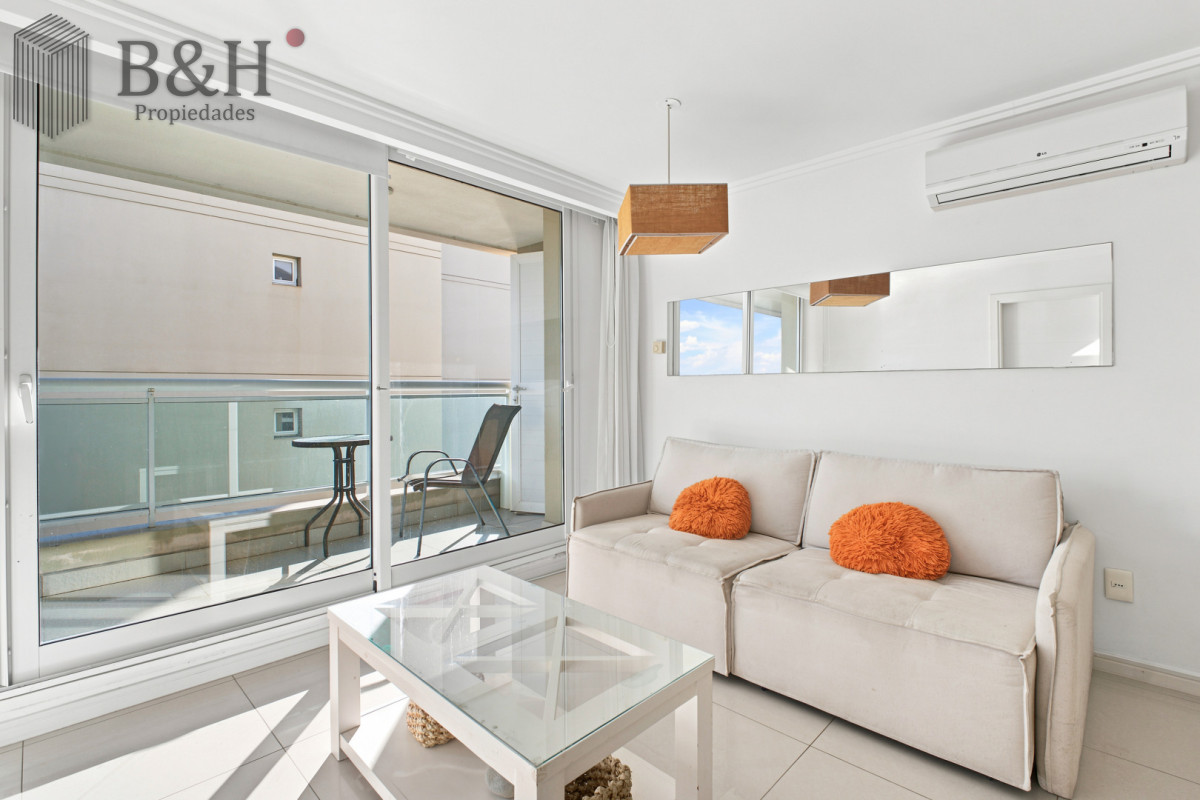 Apartamento ID.7965 - Venta Apartamento Frente al Maren Playa Mansa, 2 suites y Parrillero propio.