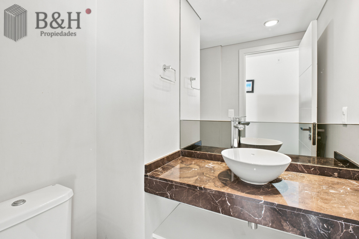 Apartamento ID.7965 - Venta Apartamento Frente al Maren Playa Mansa, 2 suites y Parrillero propio.