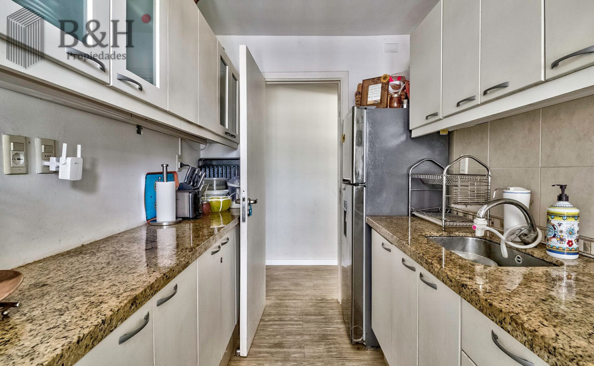Apartamento ID.6756 - Venta Apartamento en Punta del Este con 3 dormitorios y vista parcial a la playa.