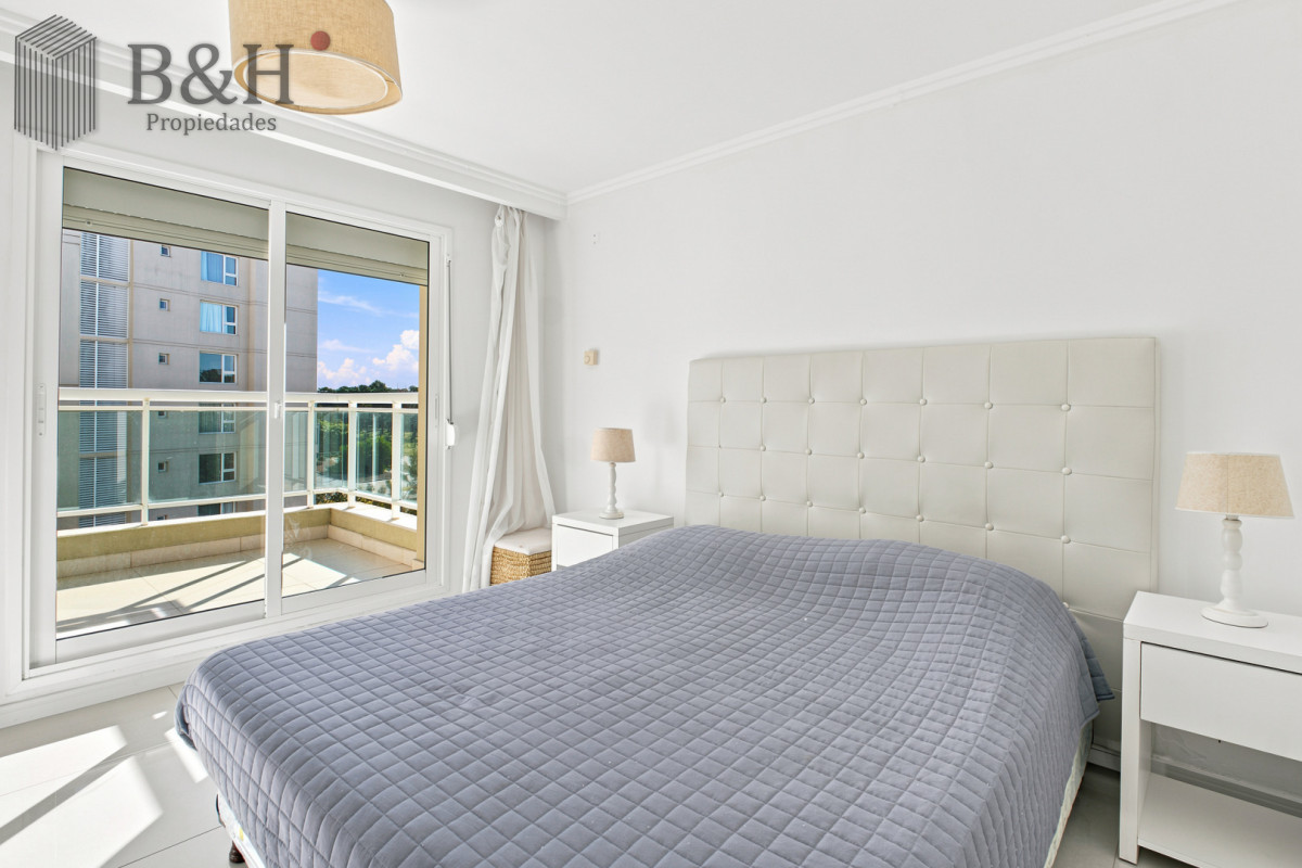 Apartamento ID.7965 - Venta Apartamento Frente al Maren Playa Mansa, 2 suites y Parrillero propio.