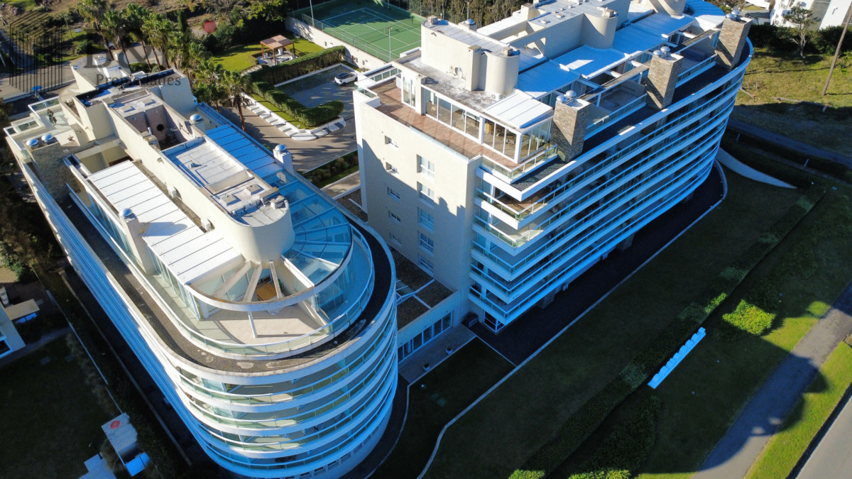 Apartamento ID.7965 - Venta Apartamento Frente al Maren Playa Mansa, 2 suites y Parrillero propio.