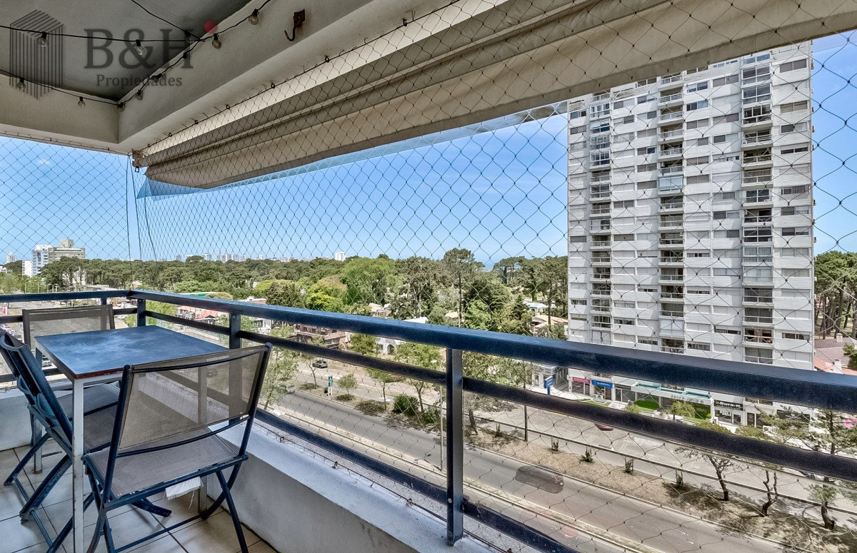 Apartamento ID.6756 - Venta Apartamento en Punta del Este con 3 dormitorios y vista parcial a la playa.