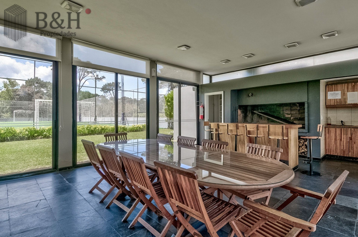 Apartamento ID.6756 - Venta Apartamento en Punta del Este con 3 dormitorios y vista parcial a la playa.