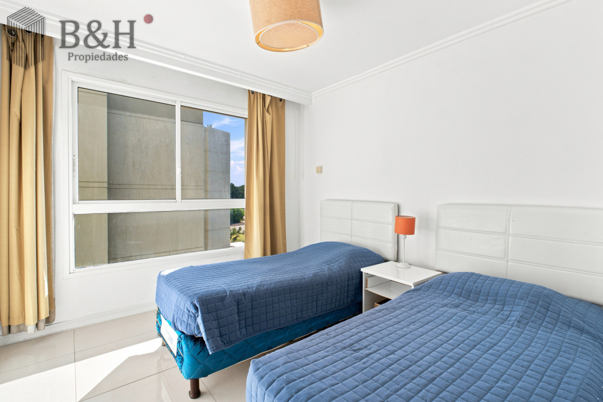 Apartamento ID.7965 - Venta Apartamento Frente al Maren Playa Mansa, 2 suites y Parrillero propio.