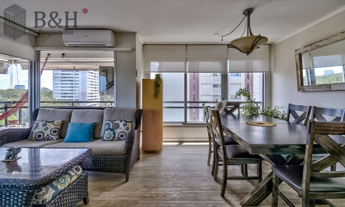 Apartamento ID.6756 - Venta Apartamento en Punta del Este con 3 dormitorios y vista parcial a la playa.
