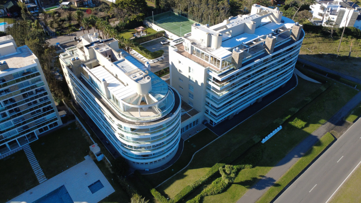 Apartamento ID.7965 - Venta Apartamento Frente al Maren Playa Mansa, 2 suites y Parrillero propio.