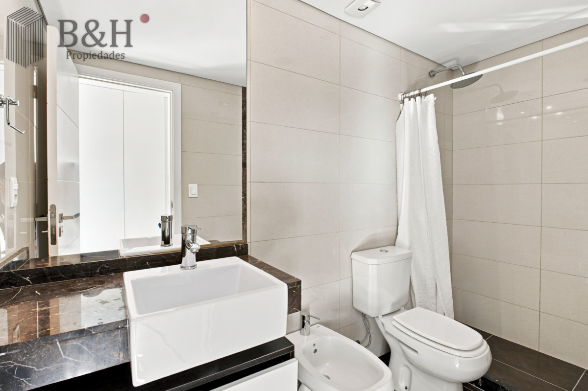 Apartamento ID.7965 - Venta Apartamento Frente al Maren Playa Mansa, 2 suites y Parrillero propio.